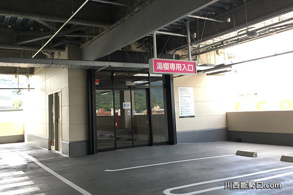 駐車場にある湯櫻への入り口エレベーターの写真
